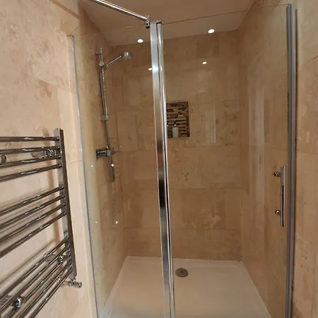 Self Catering - Convention View - 5 En-suite Bedrooms Apartment *