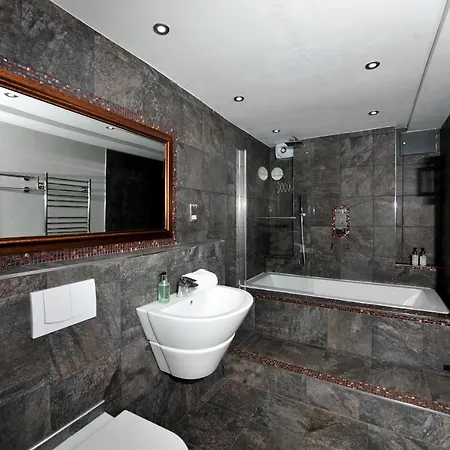 Self Catering - Convention View - 5 En-suite Bedrooms Apartment