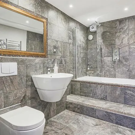 Self Catering - Convention View - 5 En-suite Bedrooms Apartment Harrogate